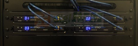 Uniwersalna półka do montażu w szafie 2RU z 4 poziomymi półkami z ostrzami